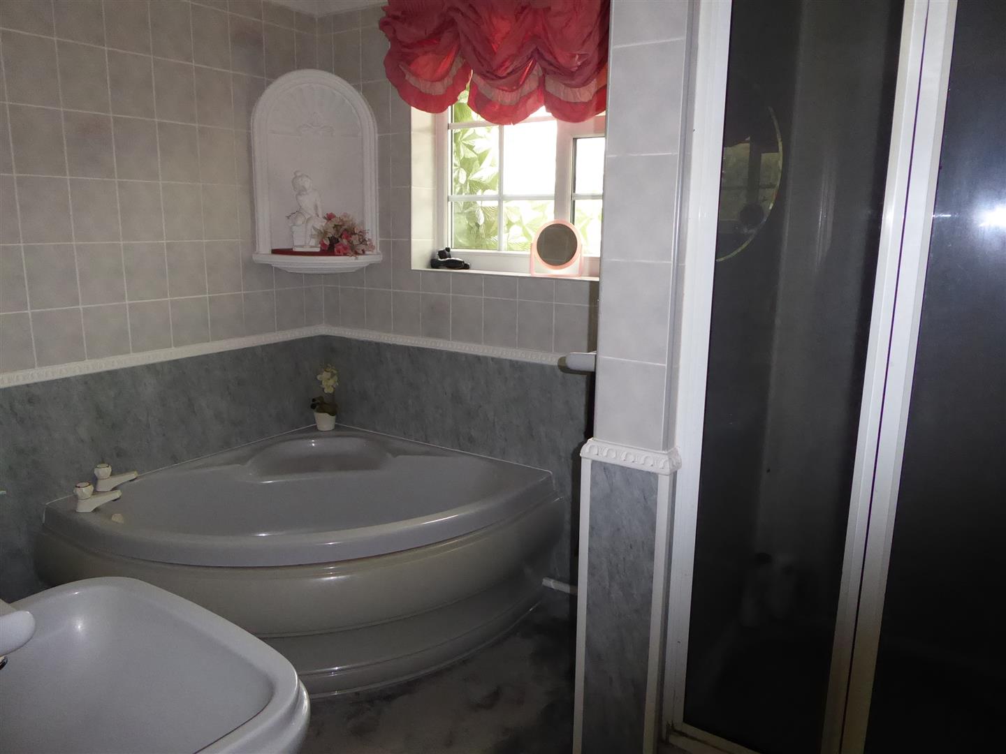 GROUND FLOOR BATHROOM